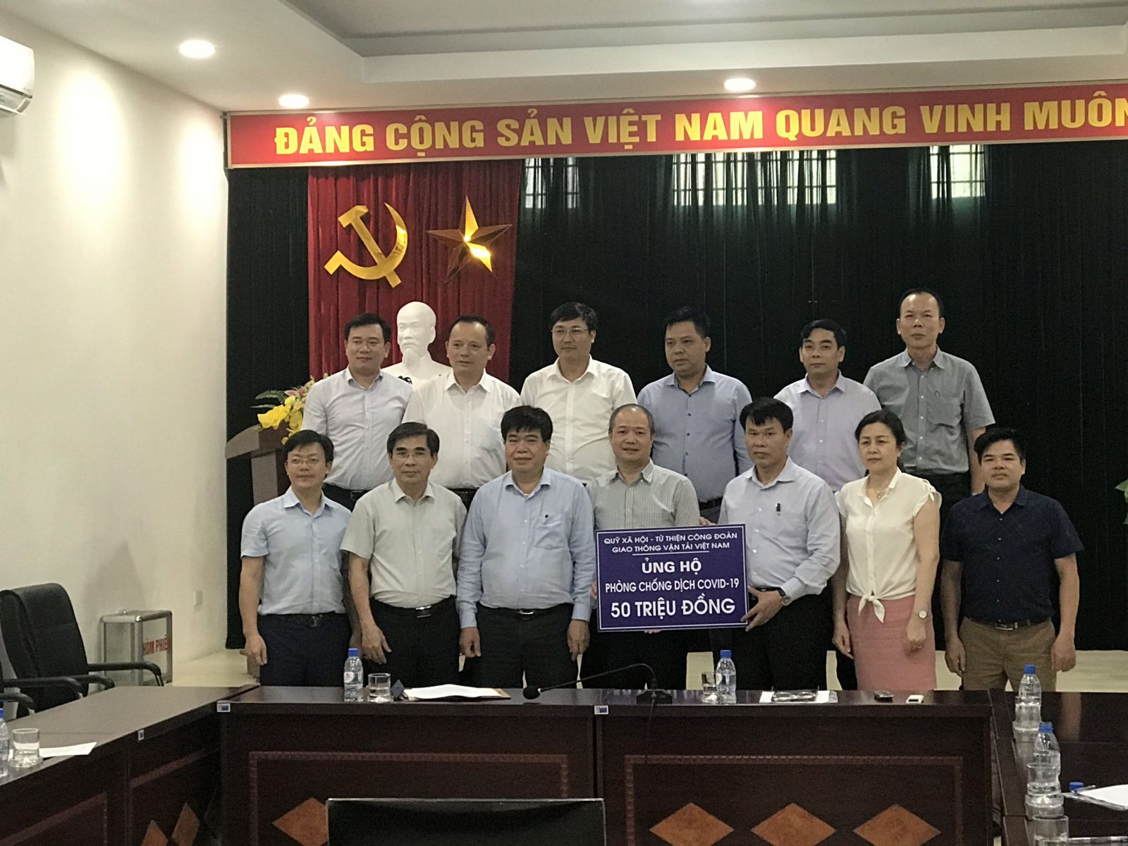 Quỹ Xã hội –Từ thiện Công đoàn GTVT Việt Nam trao tiền hỗ trợ cho Cục đường sắt VN, Công ty CP Vietravel để hỗ trợ CNVCLĐ